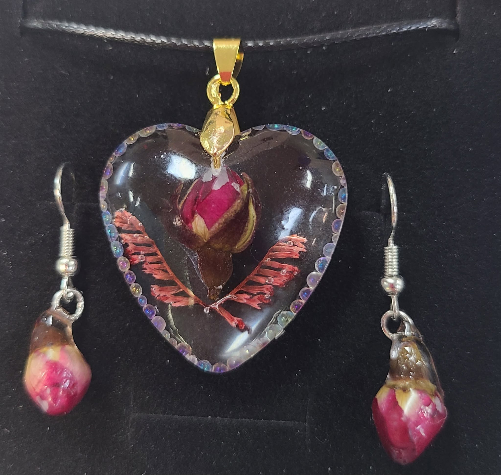 Heart pendant with a preserved rosebud and coordinating botanical earrings